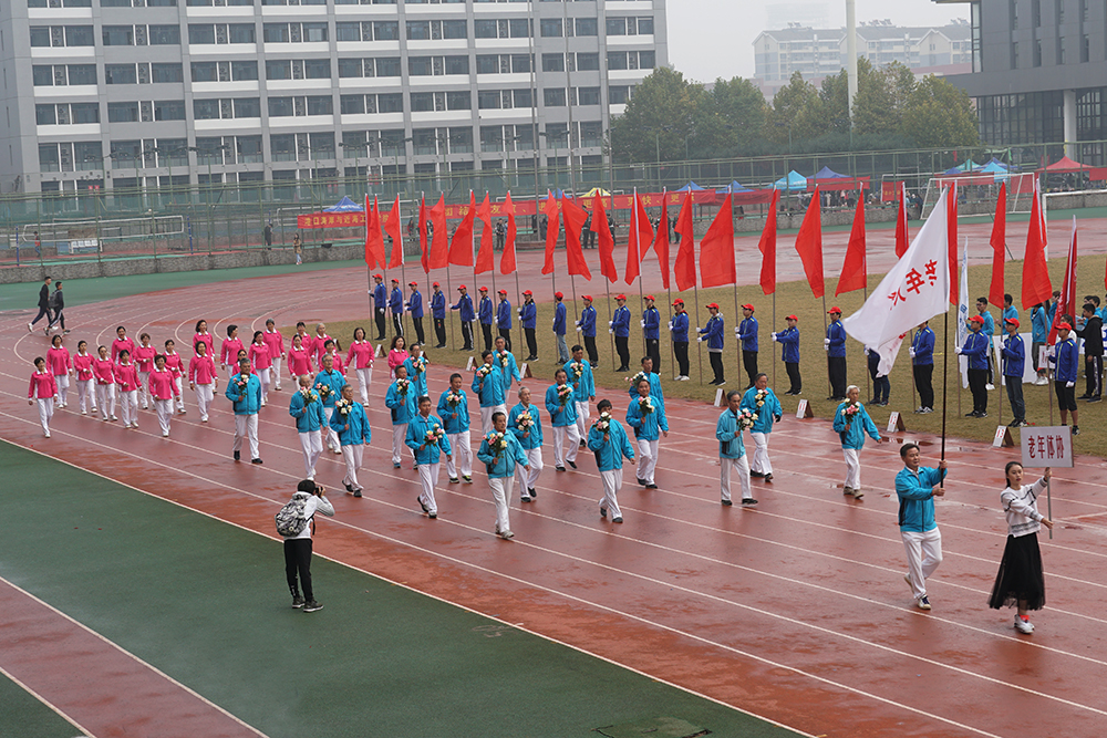 我校老年體協方隊再次榮獲校運動會最佳入場方隊榮譽獎盃